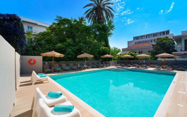 Amphitryon City Hotel