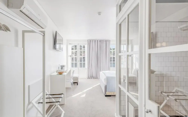 Miragaia Riverside Suites.