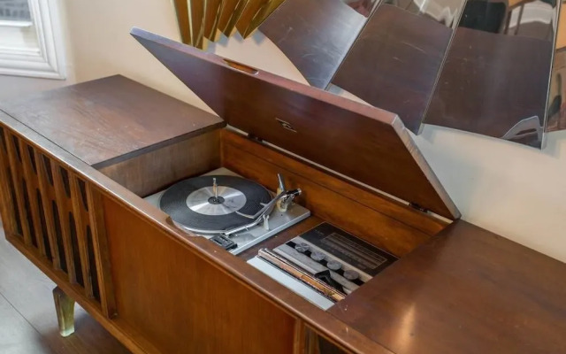 Chic Logan Pad - Modern Meets Retro