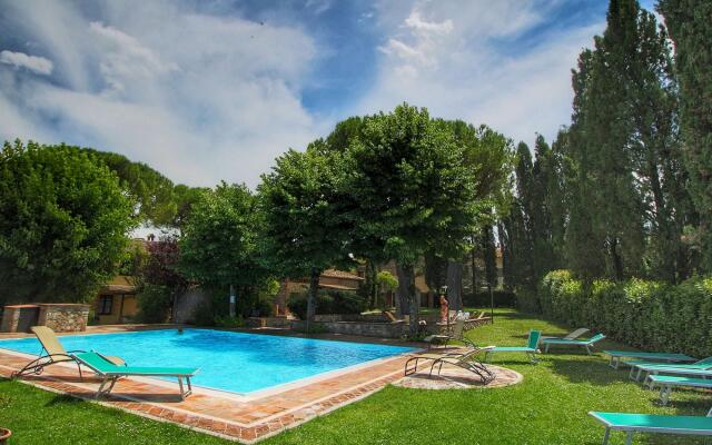 Apartment in a farmhouse with swimming pool