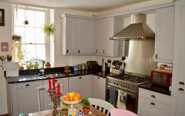 Georgian 2 Bedroom Apartment in Clifton