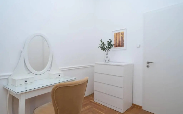 BEST located, 150 m2 5 bedrooms apt.,