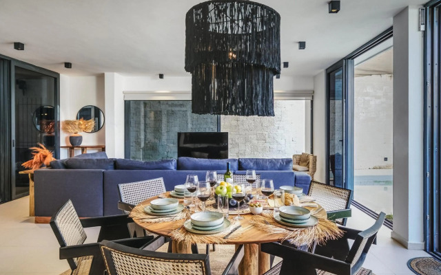 Modern 2BDR with Private Pool, Freestanding Bathtub and Views