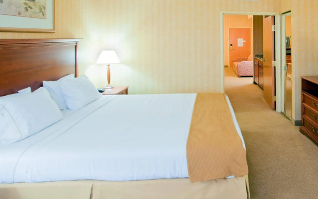 Holiday Inn Express Hotel & Suites Woodbridge by IHG