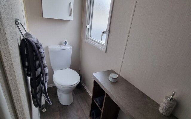 Immaculate 8-bed Cabin in Tattershall Lake