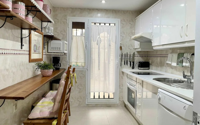 Easy Parking Poolside 2 Bedroom F-5