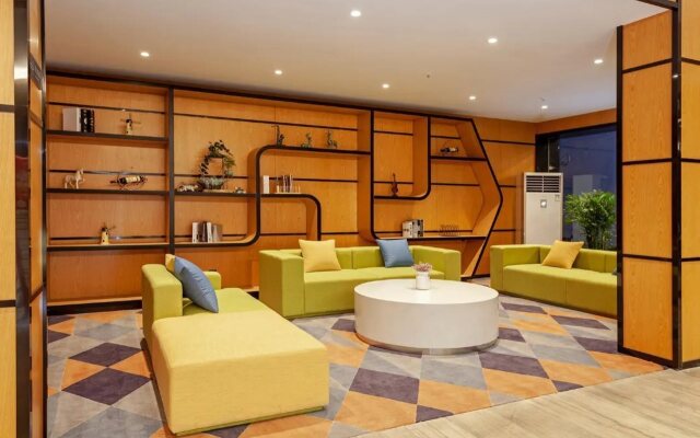 Chonpines Hotels· Jingzhou Ancient City Dongmen