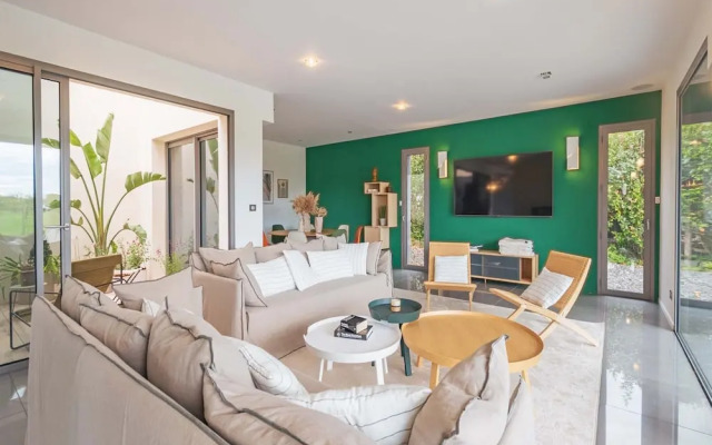 Villa 4 Bedrooms 8 PAX