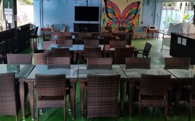 Waikiki Beachside Hostel