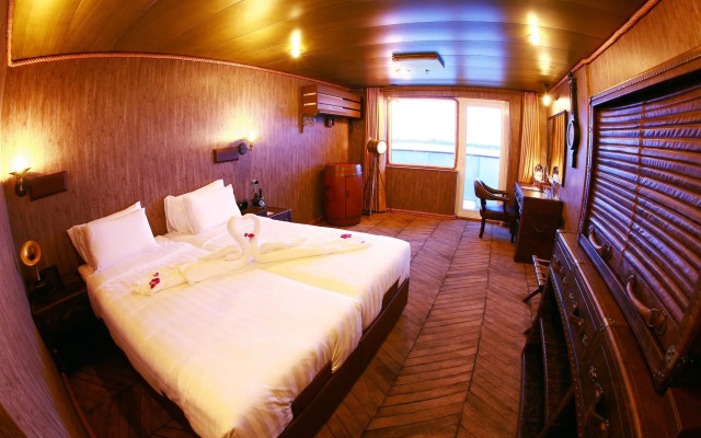 Vintage Luxury Yacht Hotel