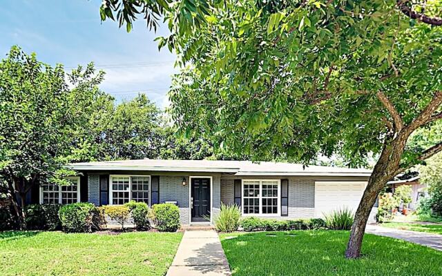 3BR 2BA Remodeled Rosedale House by RedAwning