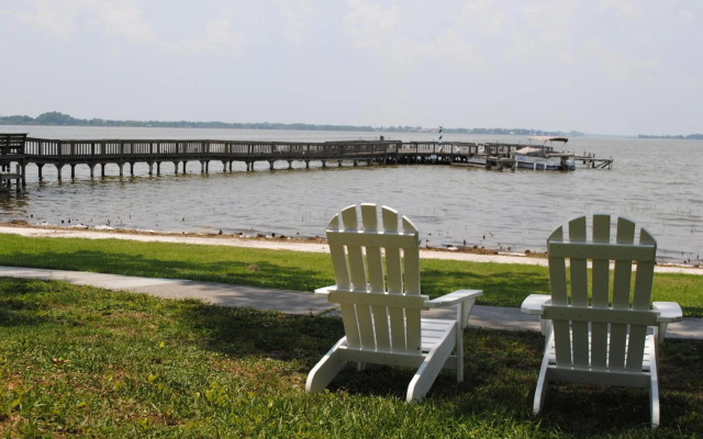 Lakeside Inn