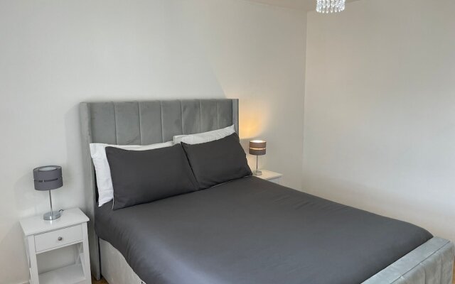 New! 4 Bedroom London House With Garden and Lawn