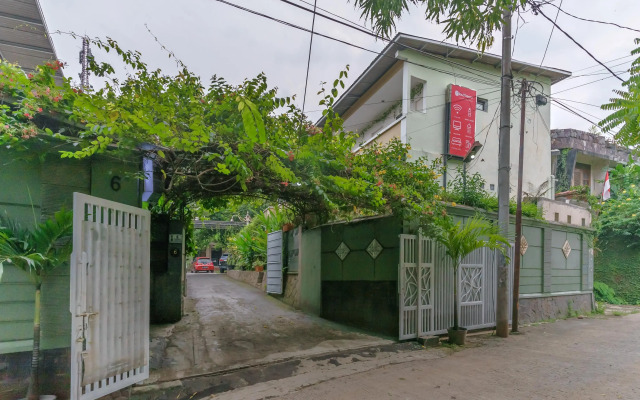 RedDoorz near RS Mitra Keluarga Depok