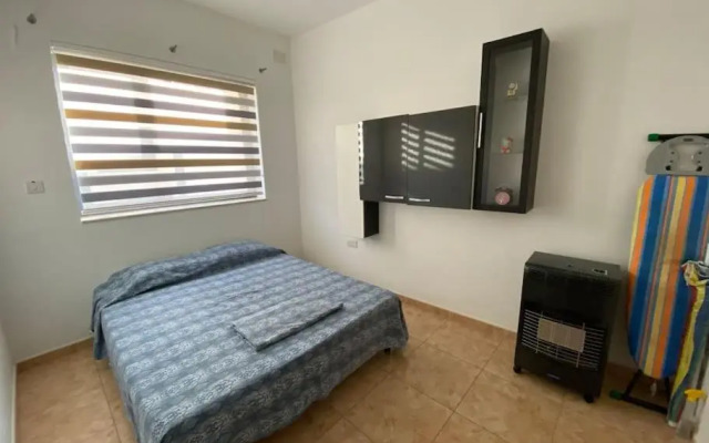 May Flower: Modern Flat close to Airport/Bus Stops