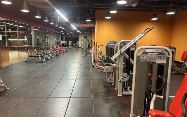 Atlas Suites - Bay & College