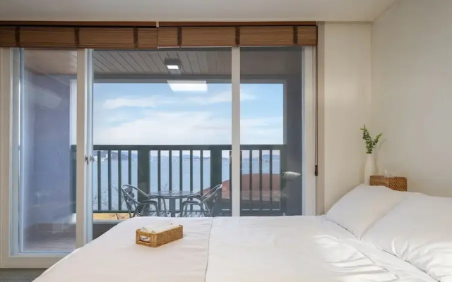 Geoje Beachwhite Pension