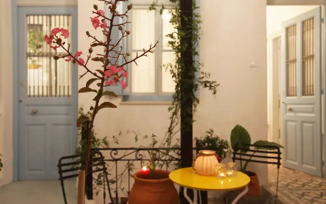 Live in Athens, Thiseio Historic House