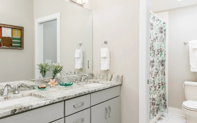 4BR/3BA Music Row House A by RedAwning