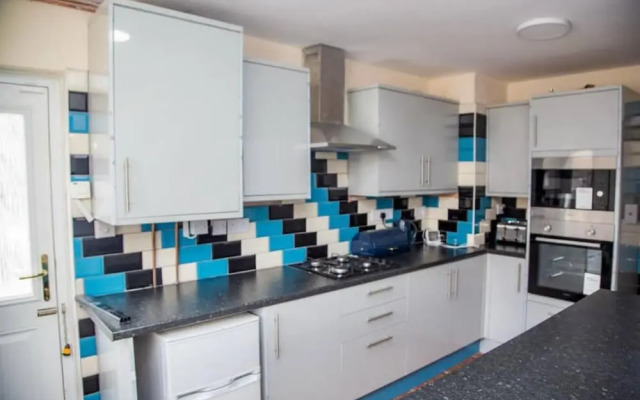 2bed House- Dudley-garden-wifi-tv