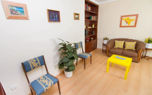 Delightful two bedroom Into Cathedral Square