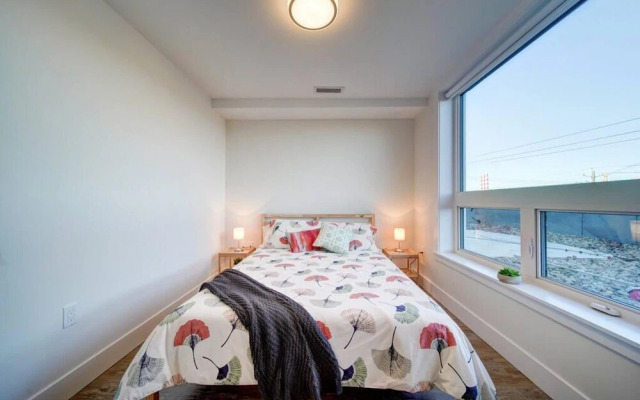 Stylish Modern Condo w Parking Location Coffee