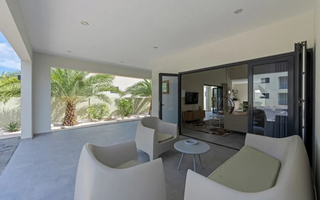 Villa pura vida with pool at mambo beach