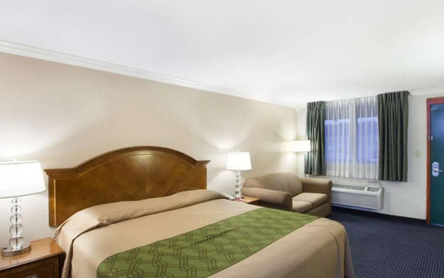 Econo Lodge Inn & Suites Fiesta Park