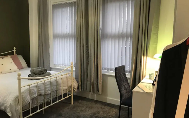 Stylish Modern 3-bed House nr Manchester City ctr