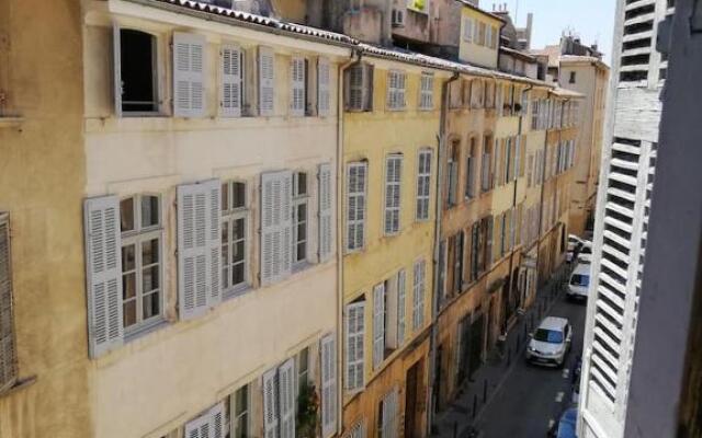 Studio ensoleillé, typique centre historique, wifi