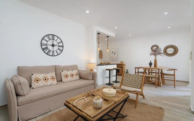 Amazing Beach House with Balcony (Free WI-FI)