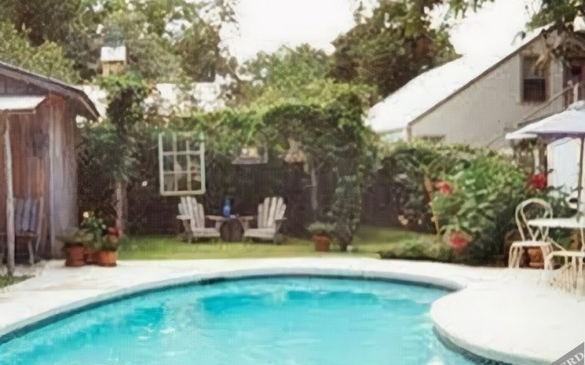 Abby's Guesthouse + Pool