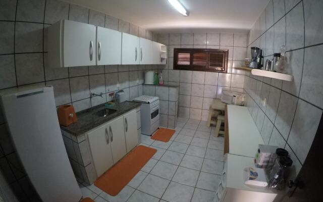 Apto 4 suites com ar para 15 pessoas