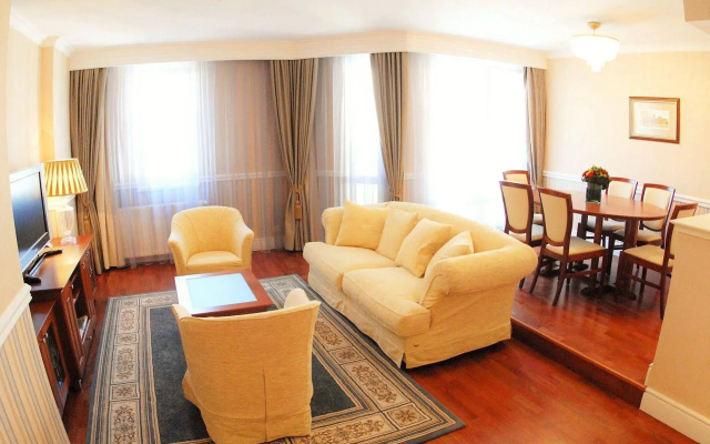 Queen's Court  & Residence