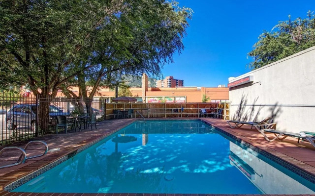 Boulder University Inn