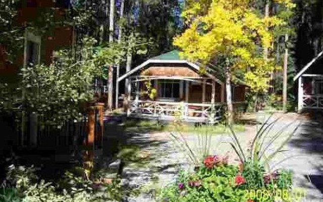 Johnston Canyon Lodge and Bungalows