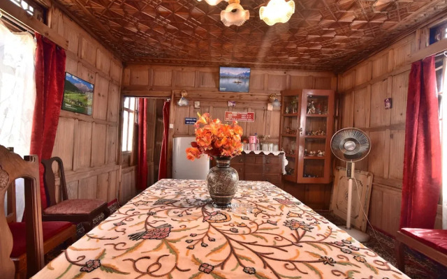 Golden Hopes Group Of Houseboats