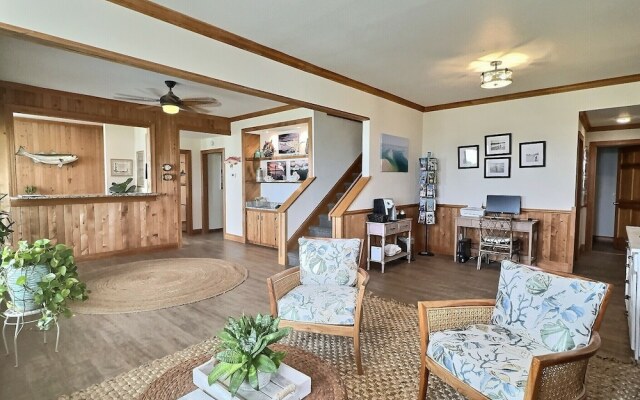 Lighthouse View Oceanfront Lodging