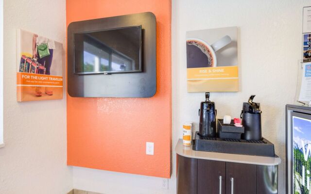 Motel 6 – Lakewood, CO