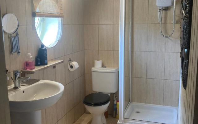 Little Pentre Barn with seasonal Swimming Pool