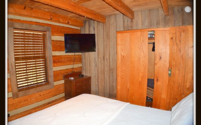 Logged Inn - 3 Br cabin by RedAwning