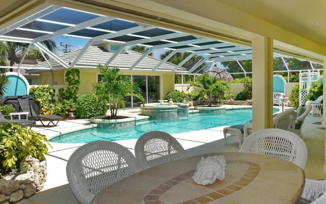 Private Home and Guesthouse With Courtyard, Pool and spa