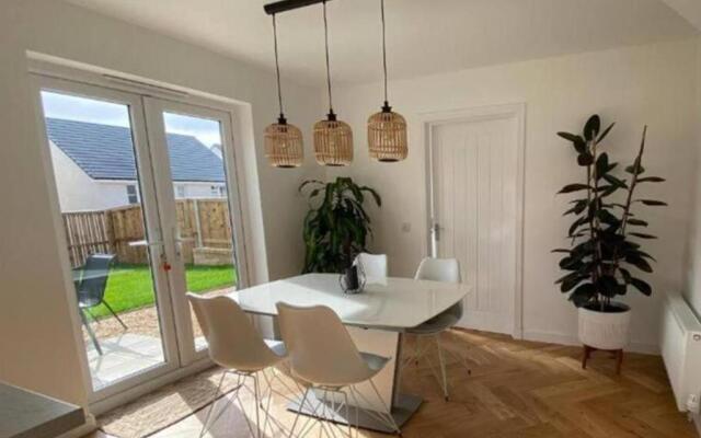 Beautiful 4 Bedroom 3 Beds House in Glasgow