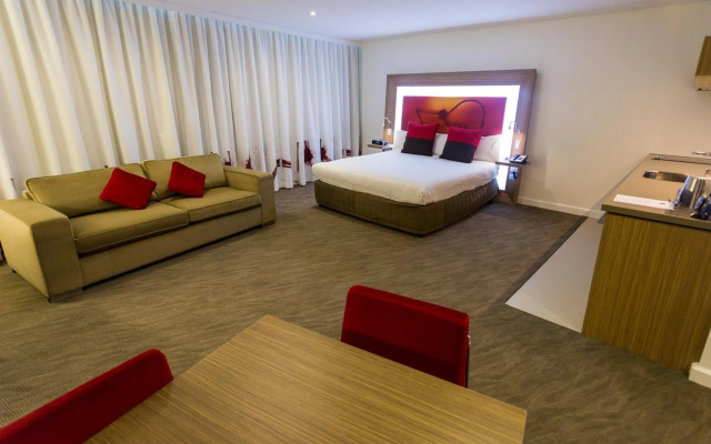 Novotel Sydney West HQ Hotel