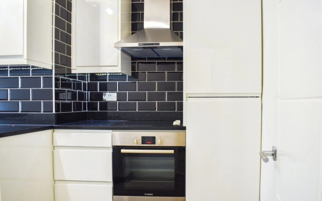 Centrally Located Budget Apartment, 3mins to Tube