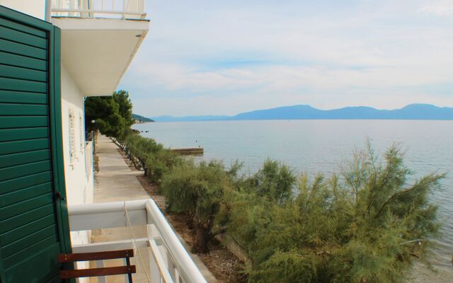 Apartment Bale - right at the beach: A1 Plaza Brist, Riviera Makarska