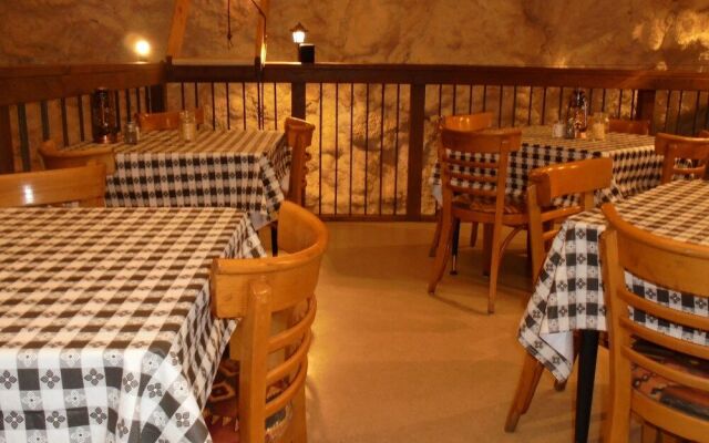 Grand Canyon Caverns Inn
