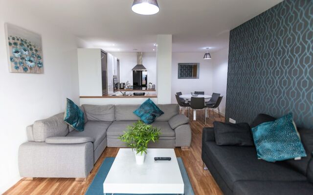 Beautiful 3 Bed Apartment in Media City