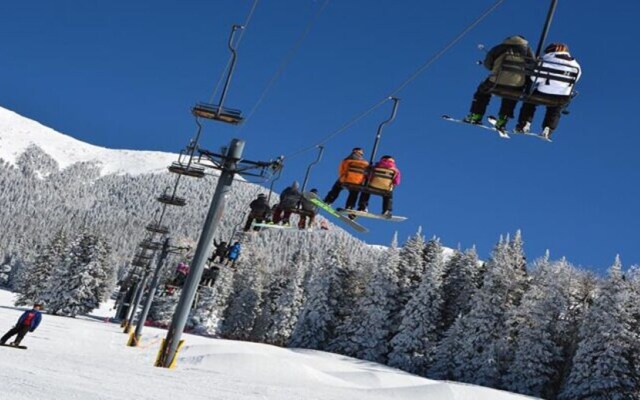 Pinecrest Inn & Suites