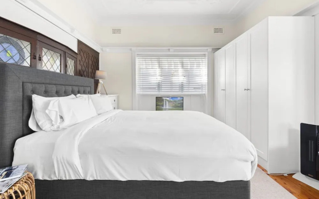 Fairlight 2-bed Apartment Steps From the Beach – Guest Rooms – Sydney